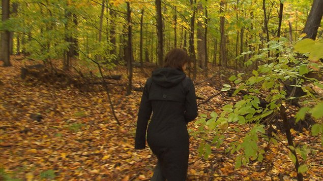 Une citoyenne marche dans la forêt des Hirondelles