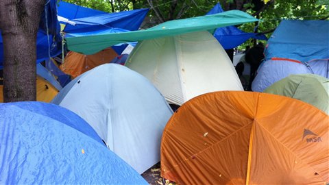 Près de 200 tentes sont installées sur le square Victoria, à Montréal. (20 octobre 2011)