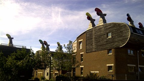 Les habitations de BedZed, avec leurs fameuses cheminées, qui servent à ventiler les maisons.
