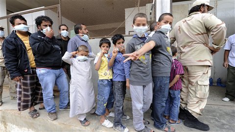 Hommes et enfants ont fait la queue le week-end dernier devant un entrepôt frigorifique de Misrata pour apercevoir le cadavre de Mouammar Kadhafi