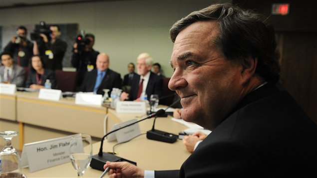 Le ministre des Finances Jim Flaherty lors d'une rencontre avec des économistes du secteur privé, le 25 octobre, à Ottawa