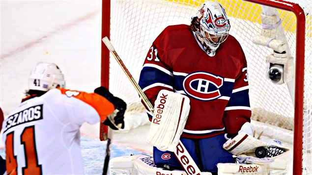 Carey Price effectue l'arrêt devant Andrej Meszaros.