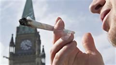 Un homme fume de la marijuana devant le Parlement à Ottawa
