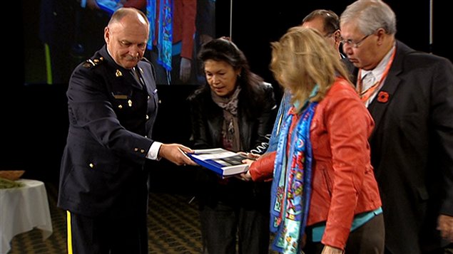 Steve Graham remet le rapport de la GRC aux membres de la Commission de vérité et de réconciliation du Canada