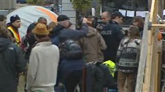 Des policiers de Québec et des employés municipaux effectuent une visite du campement des manifestants