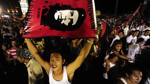 Des partisans de Daniel Ortega ont manifesté dans les rues de Managua dimanche soir.