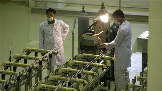 Des Iraniens travaillent dans une usine de production d'uranium (archives) 