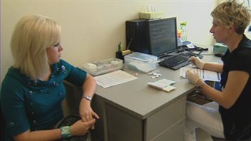 Sabrina Dupéré-Allaire discute avec l'infirmière avant de passer les tests de dépistage