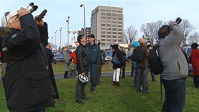 L'opération a attiré beaucoup de curieux.