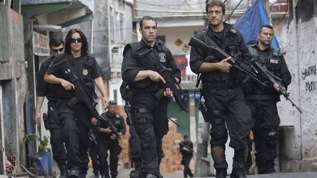 Policías brasileños en la favela de Rocinha.