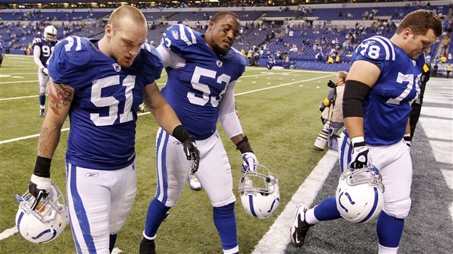 Des joueurs des Colts quittent le terrain.
