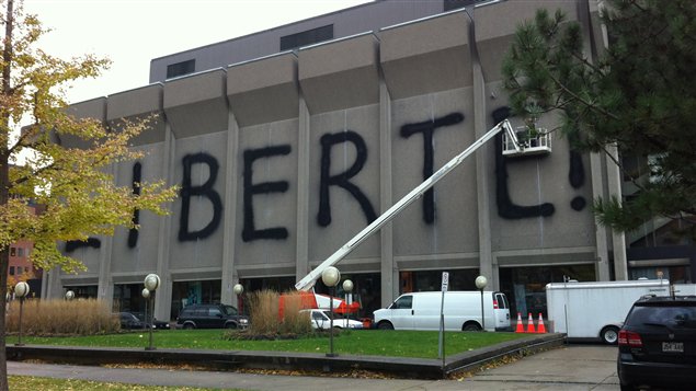 Le mot « liberté » a été inscrit sur l'un des murs du Grand Théâtre à Québec.