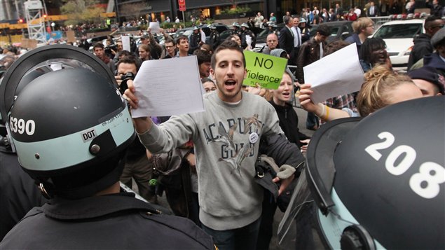 Les indignés d'Occupons Wall Street à New York sont expulsés par les policiers le 15 novembre 2011.