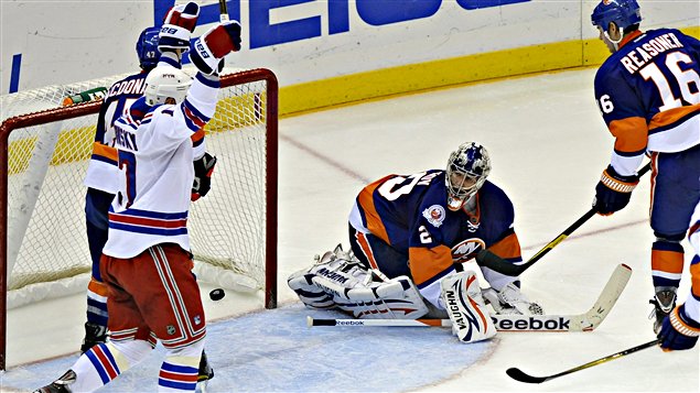 Brandon Dubinsky (17) célèbre un but des Rangers