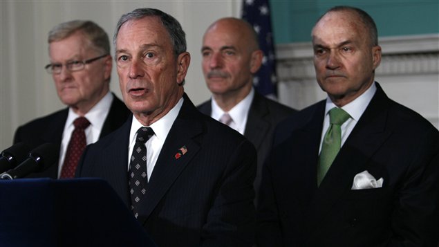 Le maire Bloomberg entouré de responsables municipaux en matière de santé, d'incendies et des forces policières en conférence de presse mardi matin.