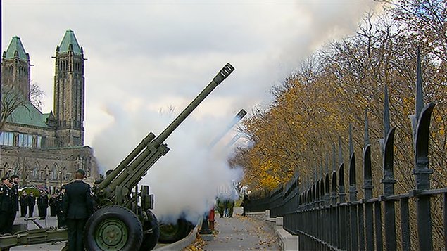 Tir de canon lors d'une cérémonie militaire