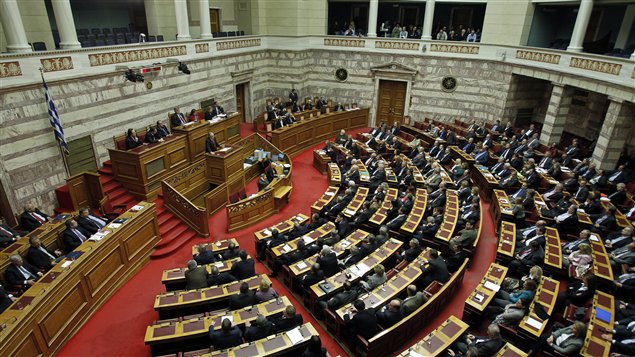 Lucas Papadémos s'adressant aux parlementaires mercredi, en Grèce.