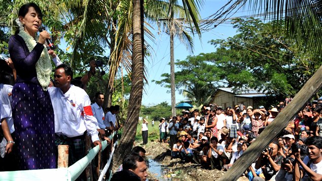 Aung San Suu Kyi a fait un discours jeudi dans un centre éducatif de la banlieue de Rangoon.
