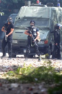 La police égyptienne aux abords de la place Tahrir.