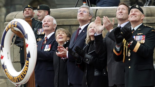Le premier ministre Stephen Harper, le ministre Peter MacKay et le gouverneur général David Johnston ont pris part à la cérémonie en hommage aux soldats de retour de la Libye.