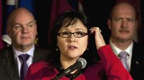 La ministre fédérale de la Santé, Leona Aglukkaq, en conférence de presse, en compagnie des ministres de la Santé de l'Alberta, Fred Horne, et de la Colombie-Britannique, Michael de Jong