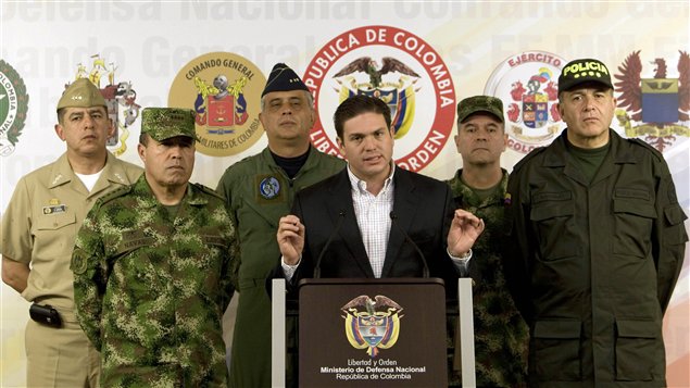 Le ministre colombien de la Défense, Juan Carlos Pinzon, lors d'une conférence de presse sur la mort de quatre otages des FARC