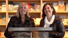 La députée de Hull, Maryse Gaudreault, est accompagnée de la députée de Gatineau, Stéphanie Vallée.