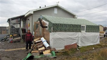 Des dizaines de personnes dorment dans des tentes et des cabanes en bois non isolées