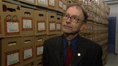 L'archiviste en chef de l'Université d'Ottawa, Michel Prévost