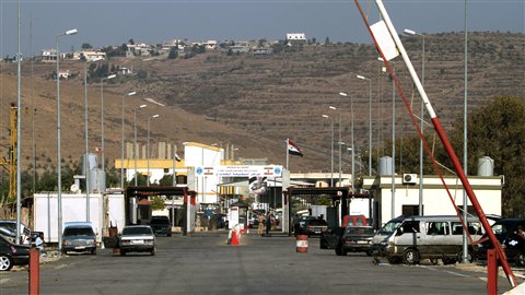 Cette photo d'archives montre le point de passage de Wadi Khaled, vu du Liban. Des maisons syriennes peuvent être aperçues au loin.
