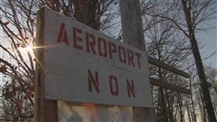 Des citoyens s'opposent au projet de piste d'atterrissage à Neuville.