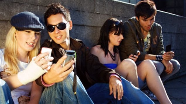 Des adolescents et leurs téléphones