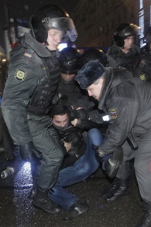 Un opposant à Russie unie est arrêté par des policiers antiémeutes.