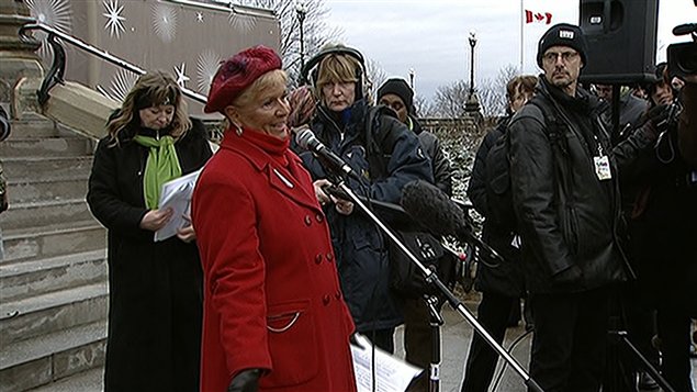 Suzanne Laplante-Edwards a pris la parole devant les manifestants réunis à Ottawa.