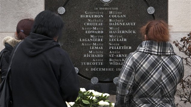 Des femmes se recueillent devant la plaque commémorative devant l'École Polytechnique de Montréal. Le 6 décembre 1989 Marc Lépine, âgé de vingt-cinq ans, a ainsi ouvert le feu sur vingt-huit personnes, en tuant quatorze (toutes des femmes) et en blessant quatorze autres (4 hommes et 10 femmes), avant de se suicider.