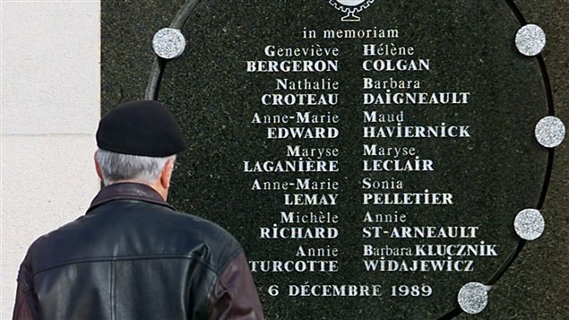 Un homme rend hommage aux victimes du massacre au monument de la tuerie de l'École polytechnique de Montréal (archives).