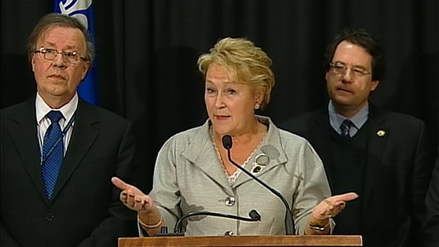 La chef péquiste Pauline Marois, accompagnée du président du conseil exécutif national du parti, Raymond Archambault, et du député de Marie-Victorin, Bernard Drainville