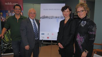 Le créateur de Hard Rock Medical, Derek Diorio, avec les producteurs Frank Taylor et Tracy Legault, et la pdg de TVO, Lisa de Wilde