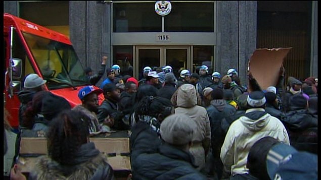 Une cinquantaine de ressortissants congolais ont manifesté devant le consulat américain.