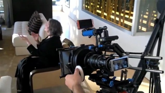 La caméra intégrée est surmontée d'un objectif 35mm.