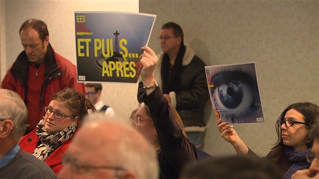 Une soixantaine de citoyens ont manifesté leur opposition à l'exploitation des gaz de schiste mardi, à Longueuil.
