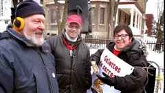 Jo�l Le Bigot est en compagnie de R�jean Beaudouin, de la Confr�rie des Sarrasins, et de Monique Giroux en 2011