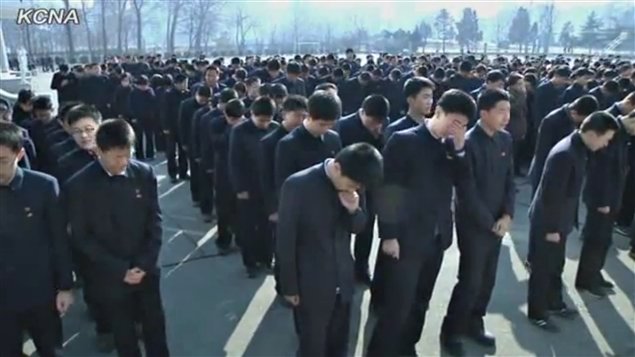 L'agence KCNA montre lundi des images de Nord-Coréens en deuil.