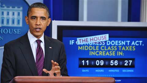 Devant un moniteur montrant un compte à rebours des jours restants avant l'expiration d'une mesure visant à éviter des hausses d'impôts à des millions d'Américains, le président Obama a appelé la Chambre des représentants à adopter le projet de loi approuvé par le Sénat.