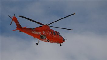 Un hélicoptère Ornge en vol vers Sudbury