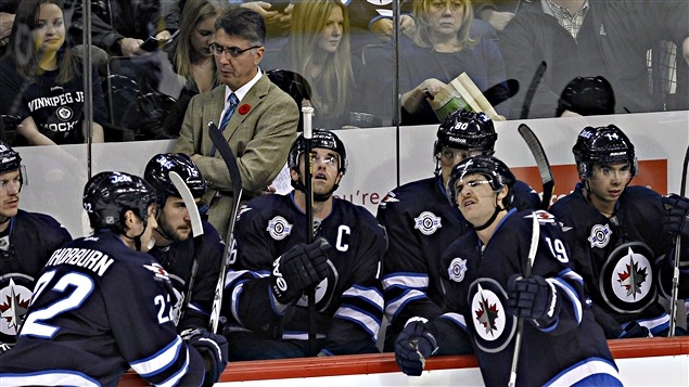 Claude Noel derrière le banc des Jets