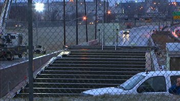 C'est pour retirer ces paralumes endommagés par le temps et les intempéries que le MTQ a décrété la fermeture d'urgence du pont-tunnel.