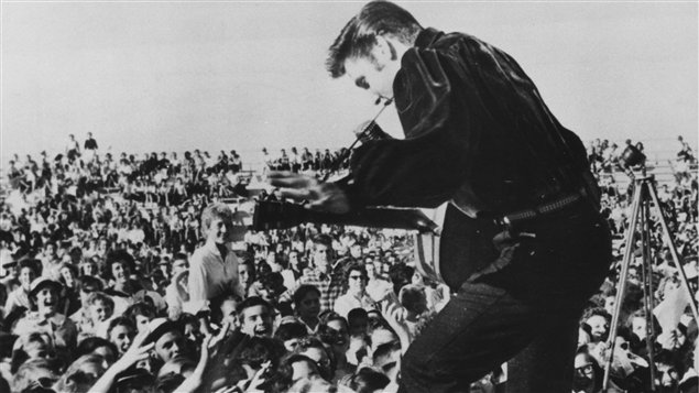 Elvis Presley en concert dans sa ville natale, Tupelo, au Mississippi, en 1956