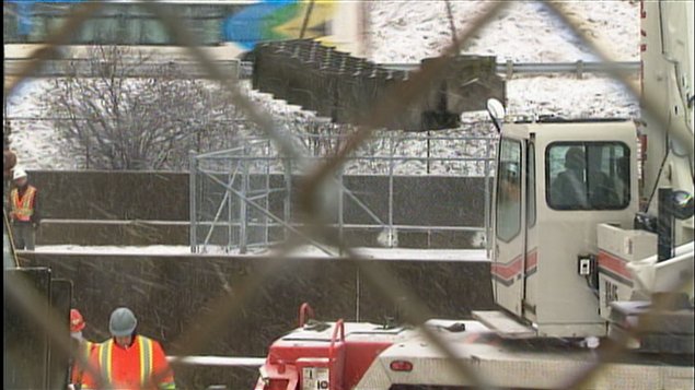 Grue transportant un paralume