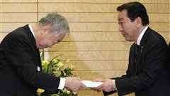 Le premier ministre japonais Yoshihiko Noda reçoit le rapport d'experts de la commission chargée d'enquêter sur l'accident nucléaire à la centrale Fukushima.